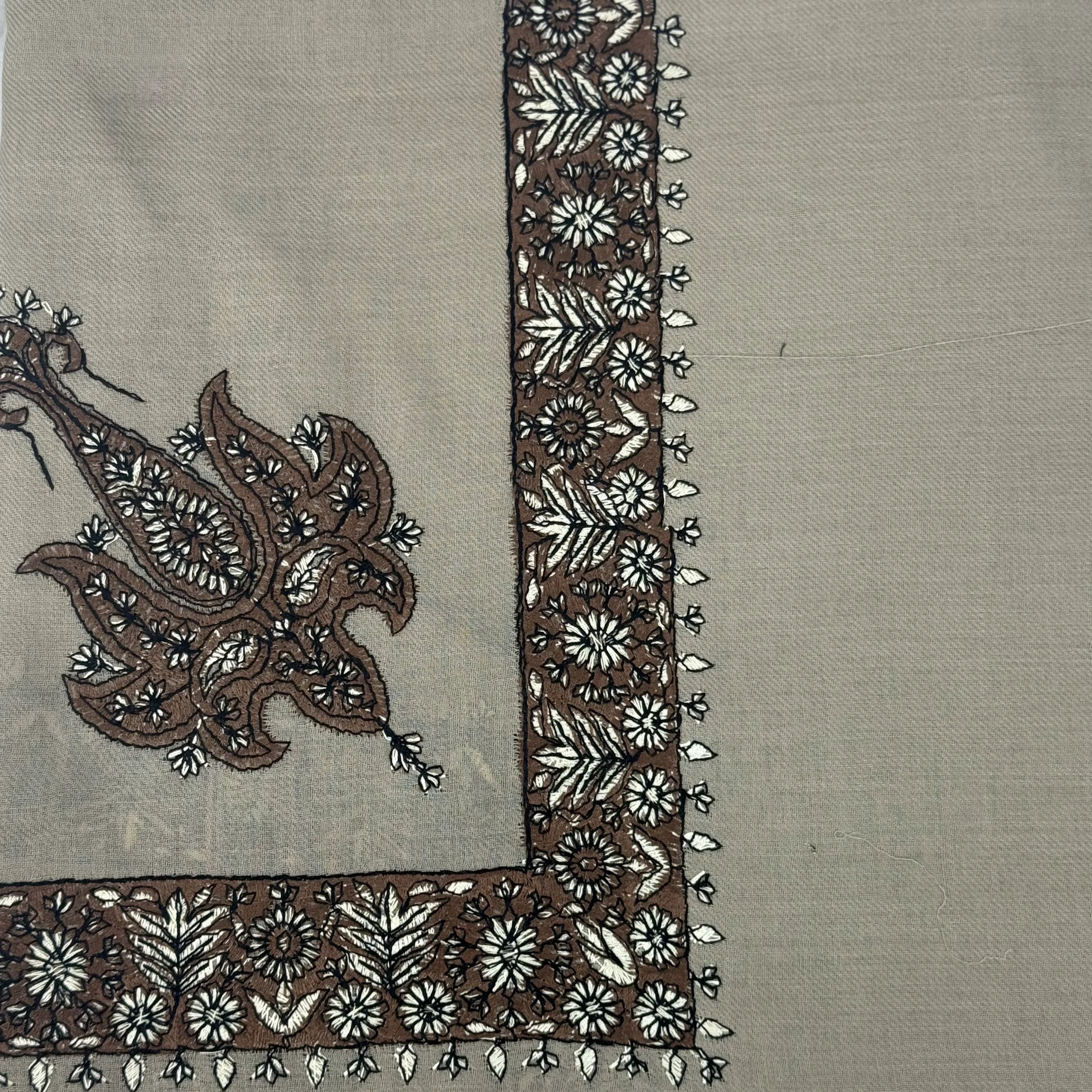 Luxury Beige Embroidered Yemeni Shemagh - Image 4