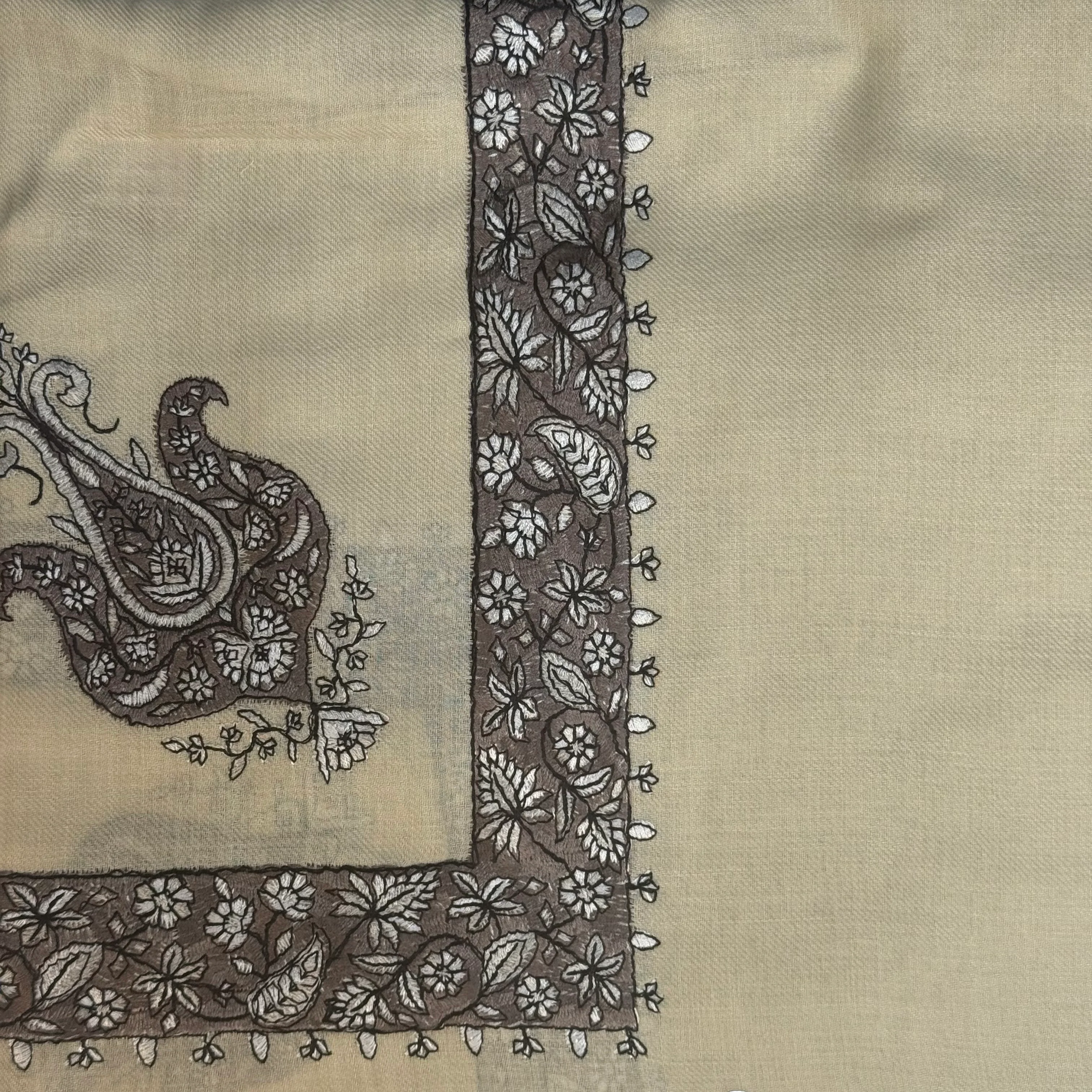 Luxury Birch Embroidered Yemeni Shemagh - Image 4