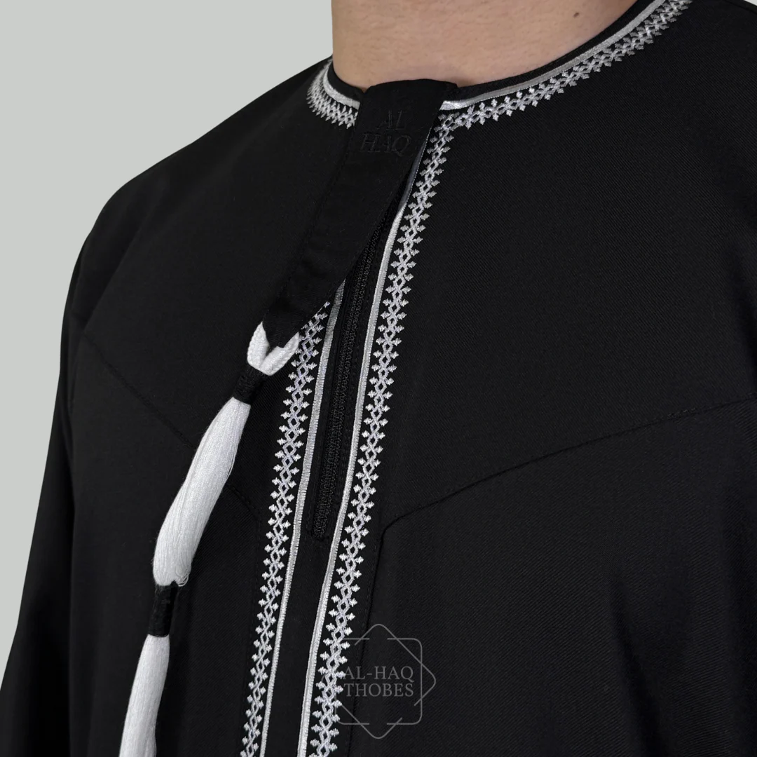 Luxury Black & White Omani Thobe - Image 4