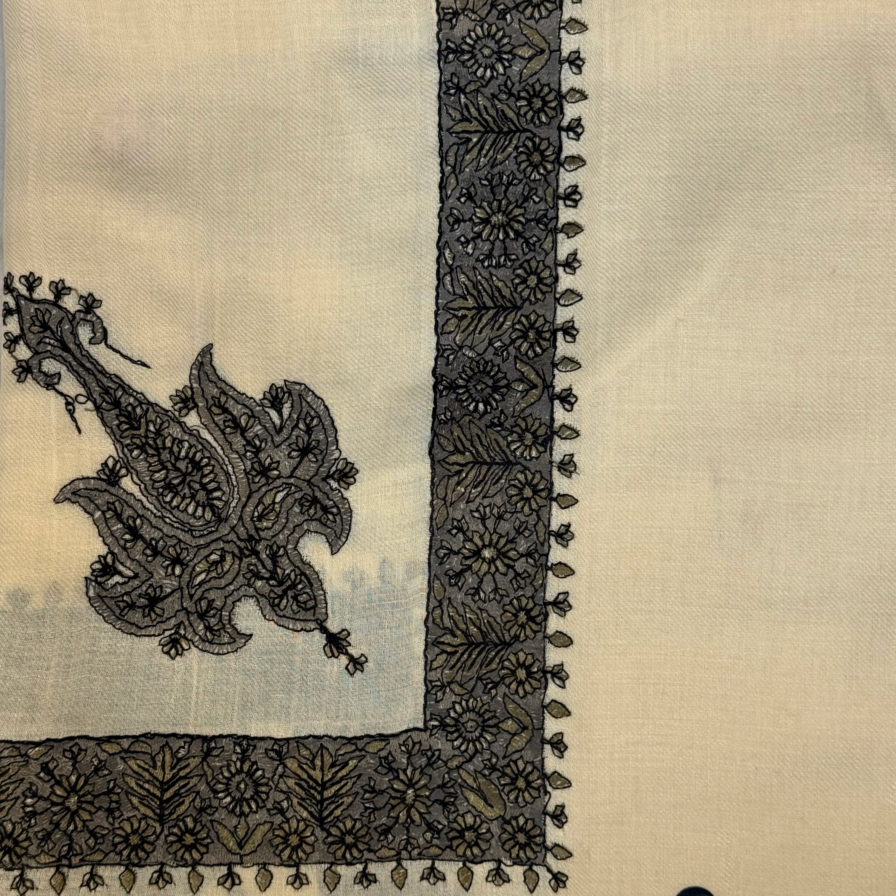 Luxury Cream Embroidered Yemeni Shemagh - Image 12