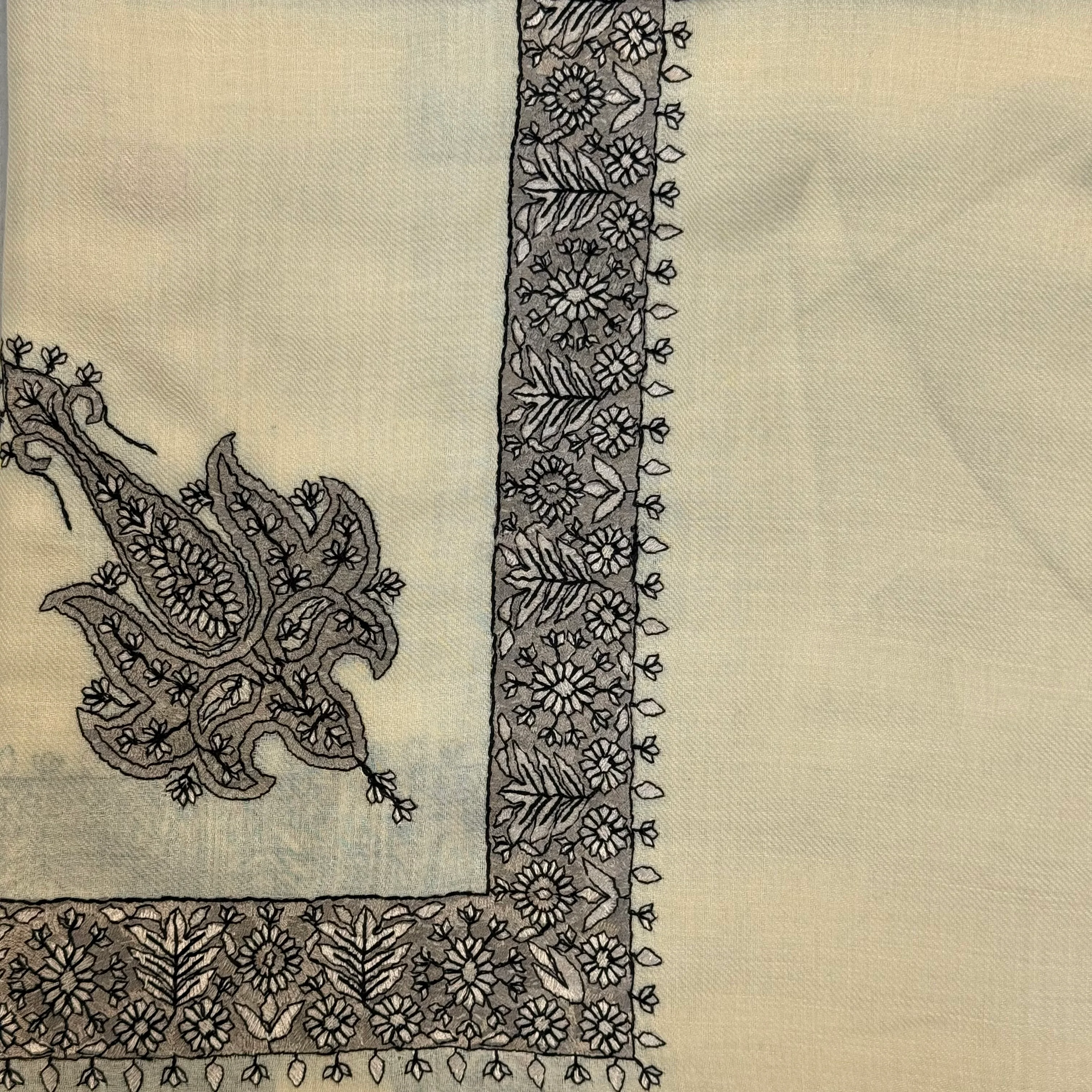 Luxury Cream Embroidered Yemeni Shemagh - Image 6