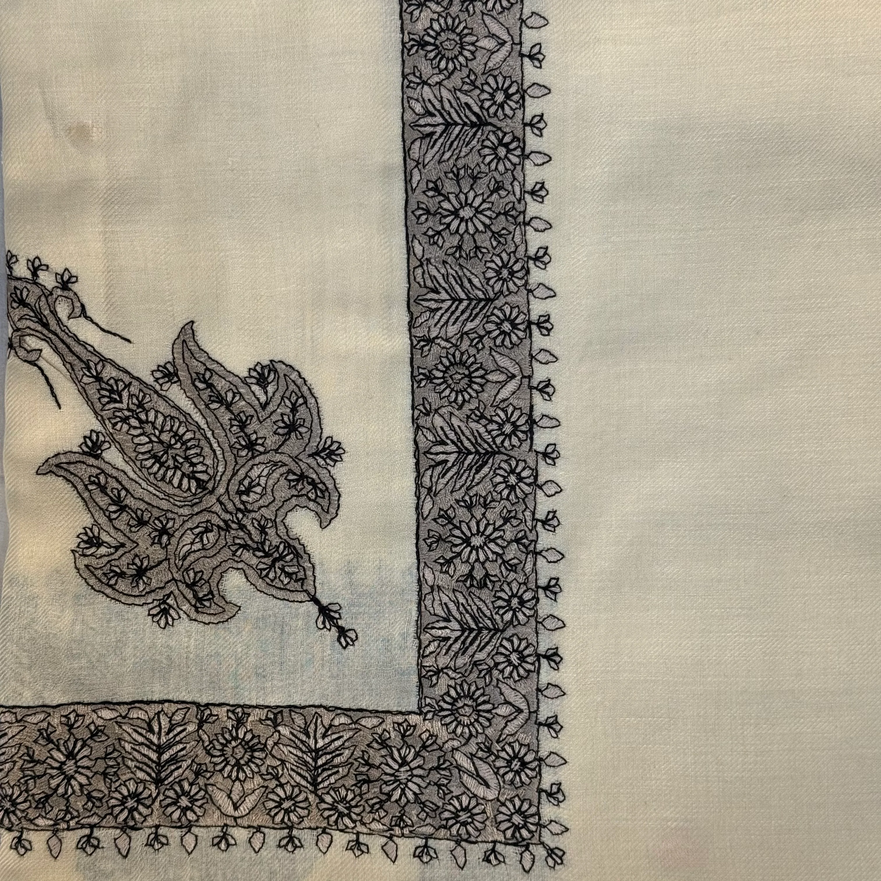 Luxury Cream Embroidered Yemeni Shemagh - Image 9