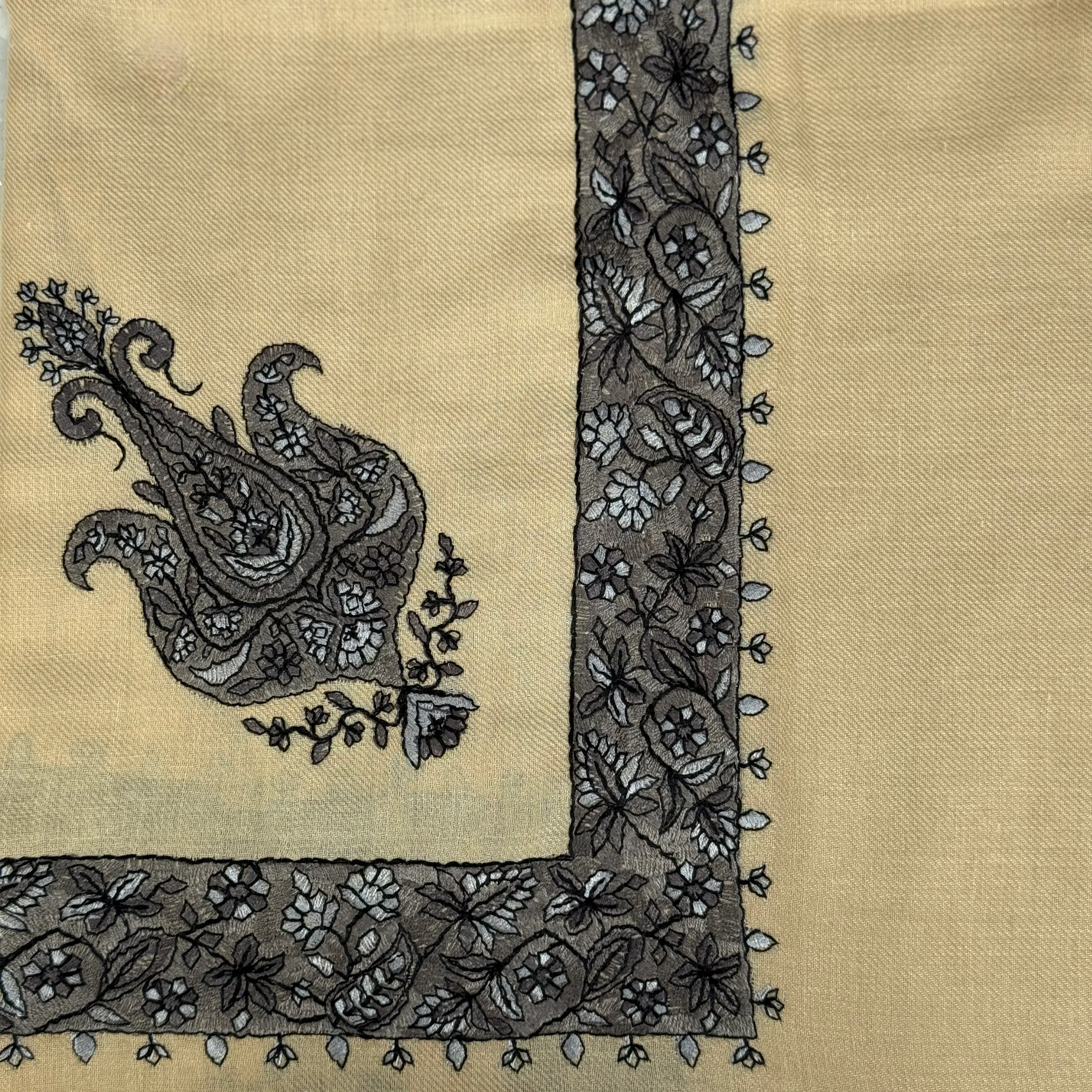 Luxury Desert Brown Embroidered Yemeni Shemagh - Image 4